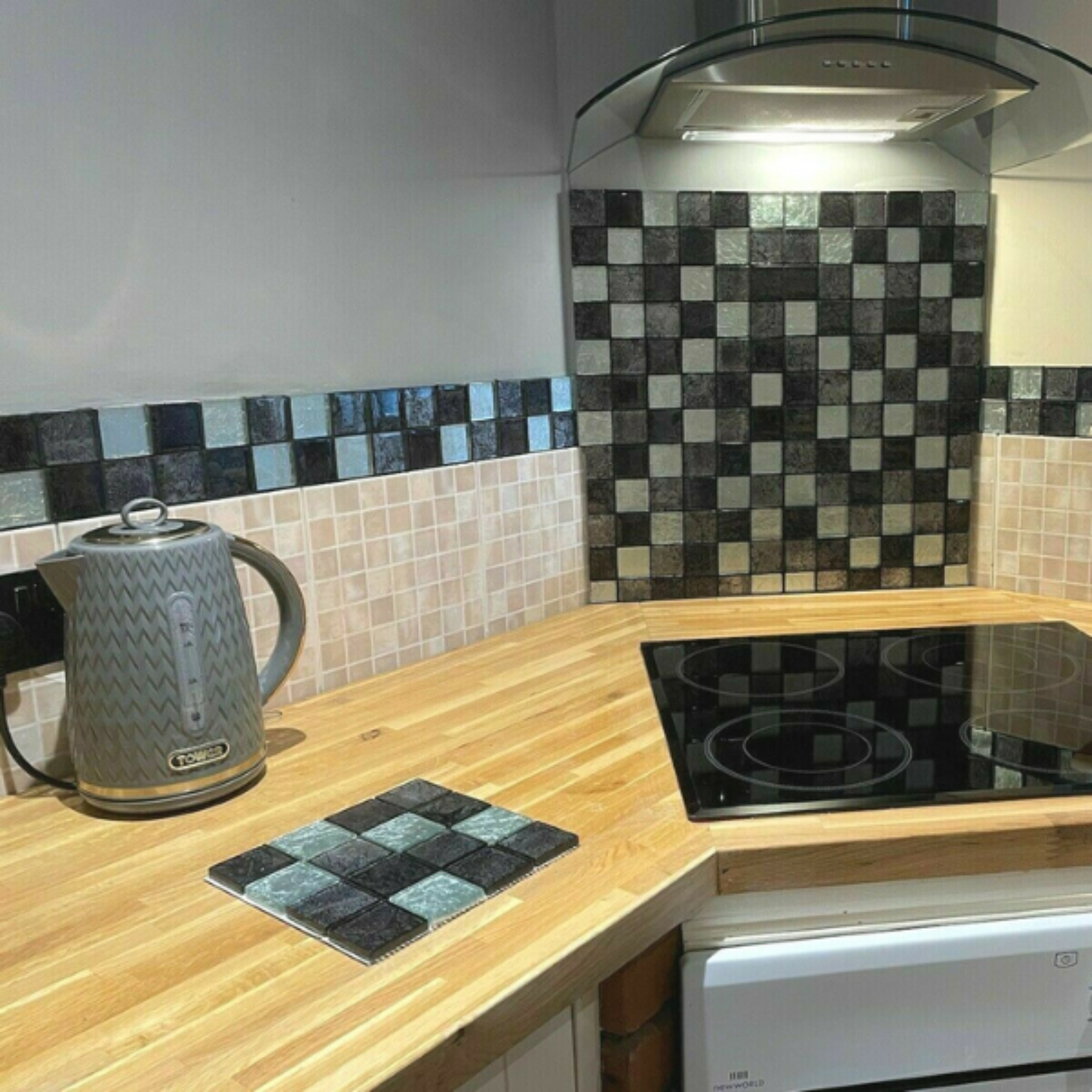 Gold Coast Black Mix Glass Polished Mosaic 30x30cm 4.8