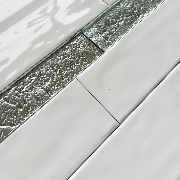 Reflect Silver Glass Gloss 4.8x25cm Border