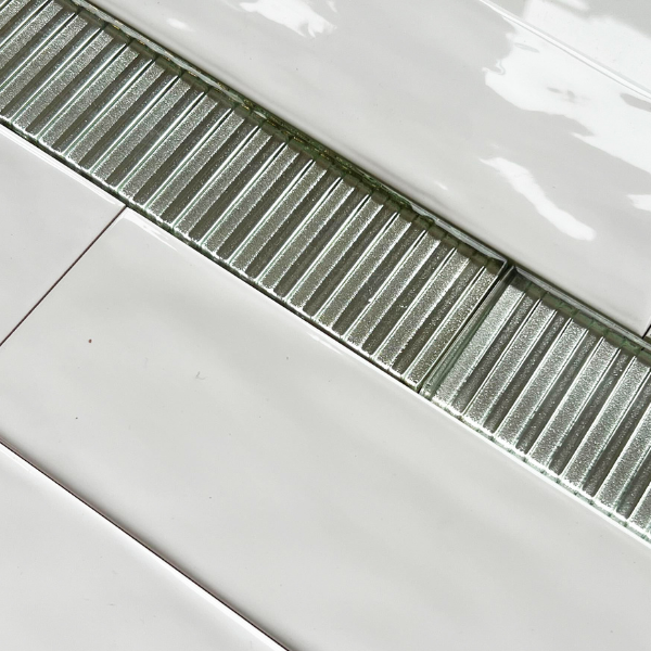 Ribbed Silver Glass Gloss 4.8x20cm Border