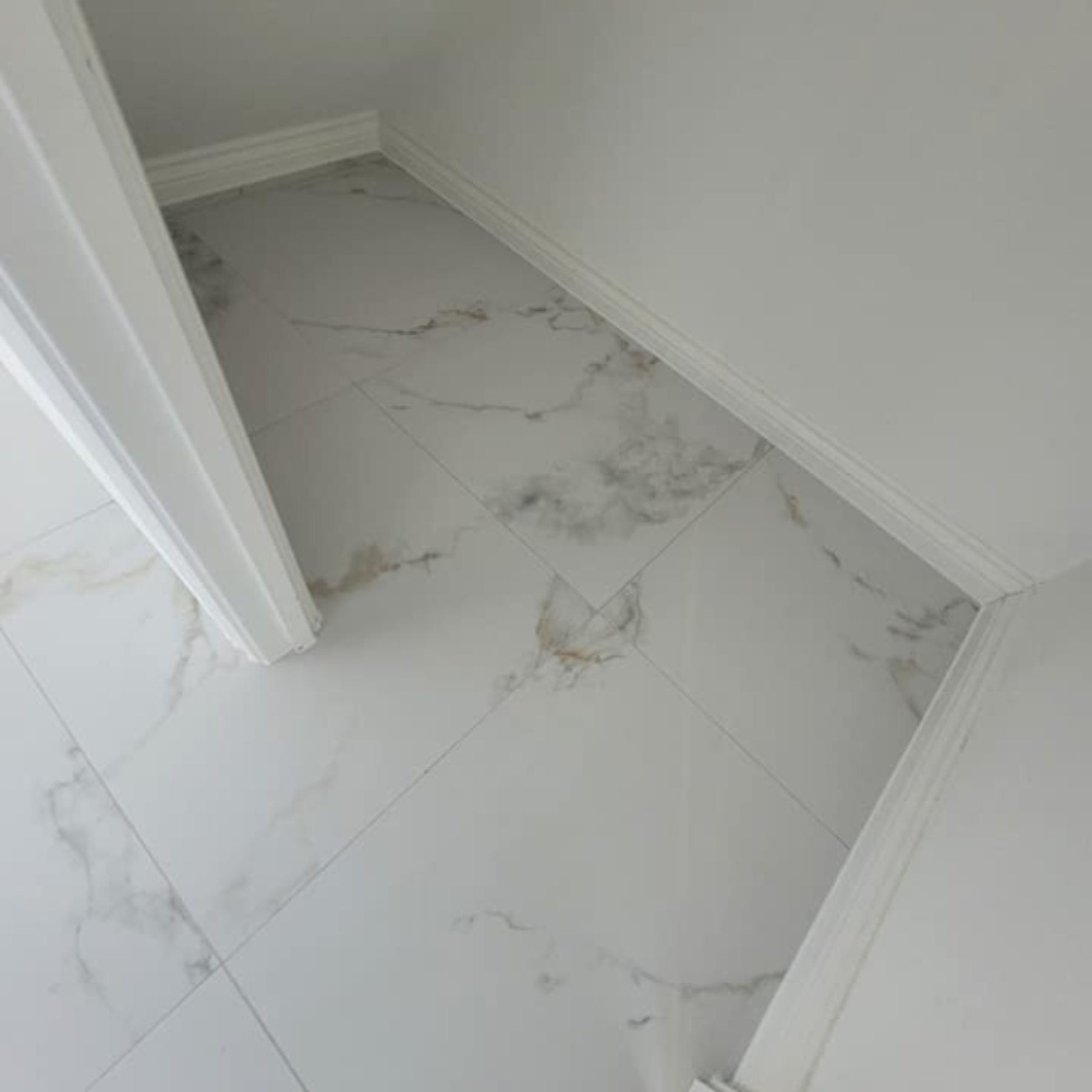 Varta White Porcelain Satin 59.5x120cm