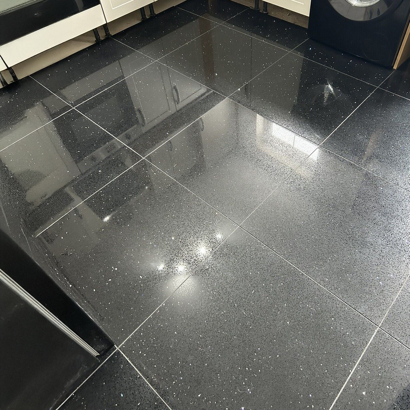 Lightning Black Quartz Resin Gloss 60x60cm